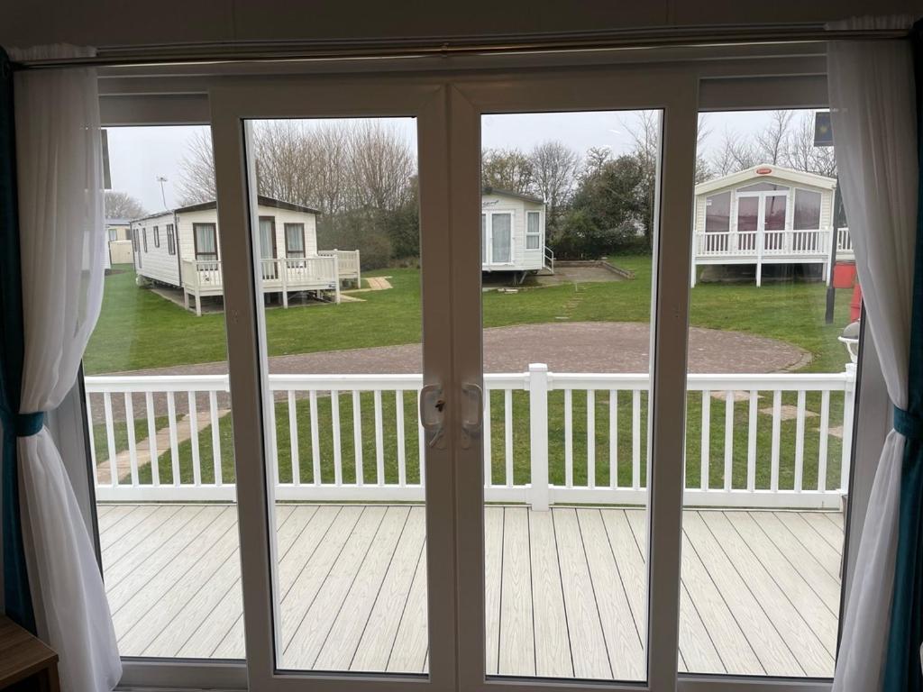 6 Berth Comfy Homely Caravan, Dog Friendly Belton with Browston Экстерьер фото