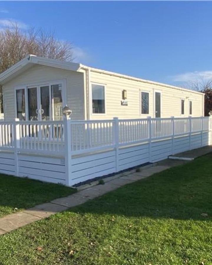 6 Berth Comfy Homely Caravan, Dog Friendly Belton with Browston Экстерьер фото