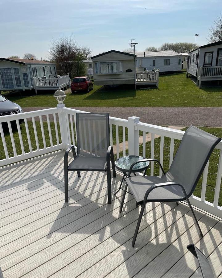 6 Berth Comfy Homely Caravan, Dog Friendly Belton with Browston Экстерьер фото