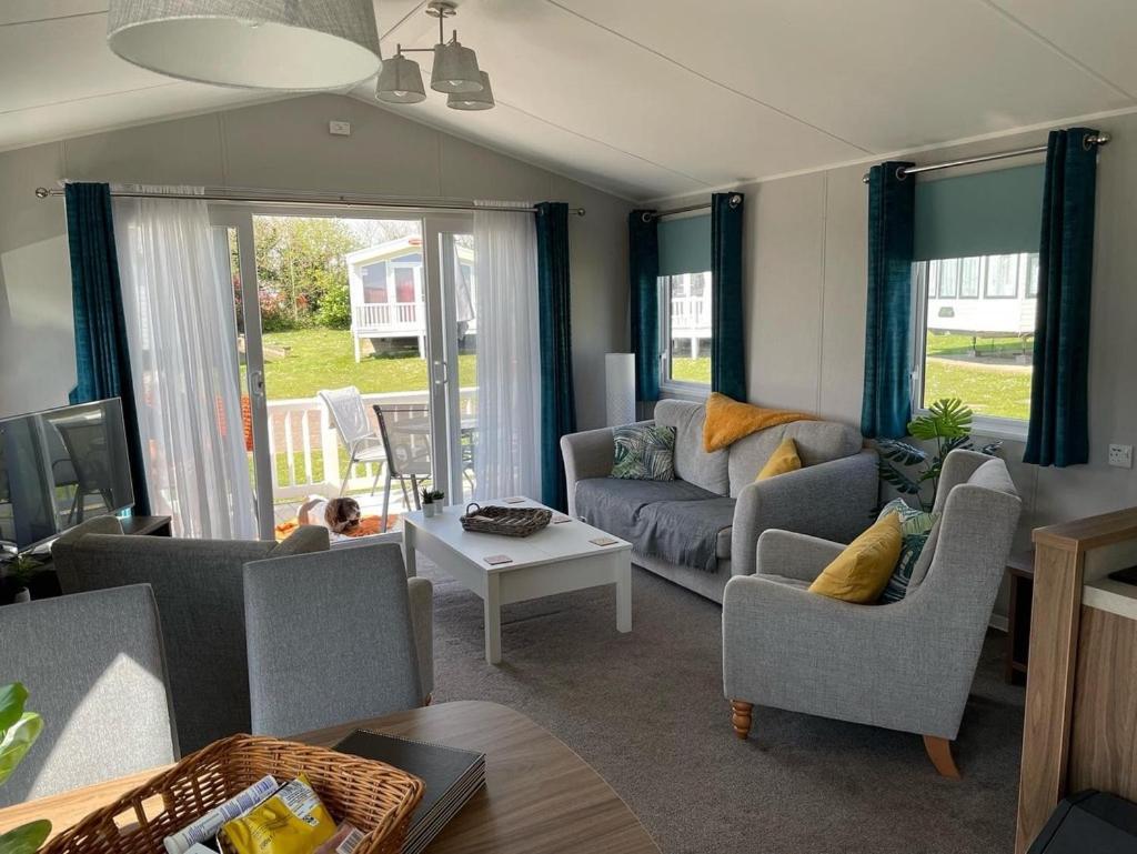6 Berth Comfy Homely Caravan, Dog Friendly Belton with Browston Экстерьер фото
